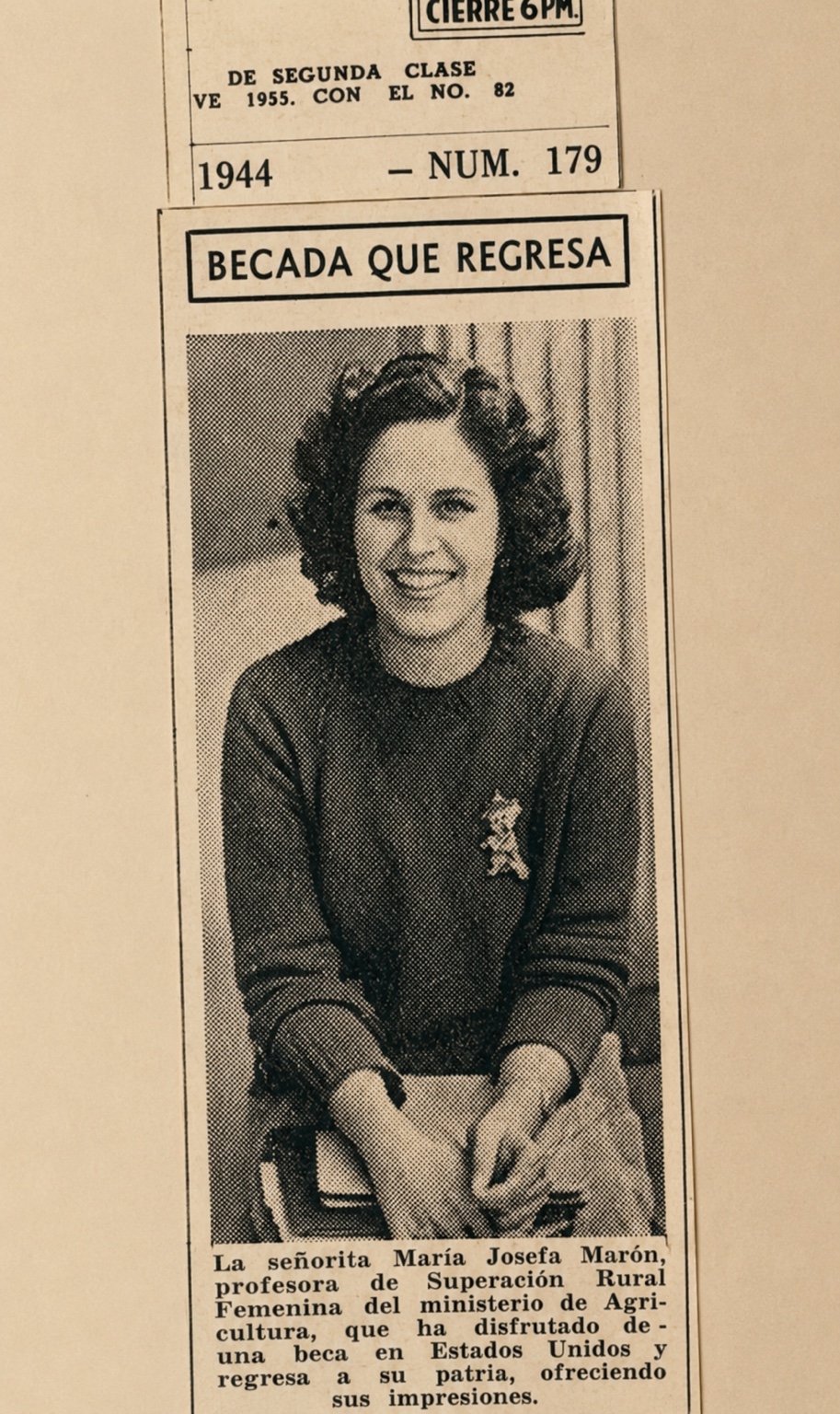 Spanish-language newspaper clipping titled Becada que regresa featuring María Josefa Marón